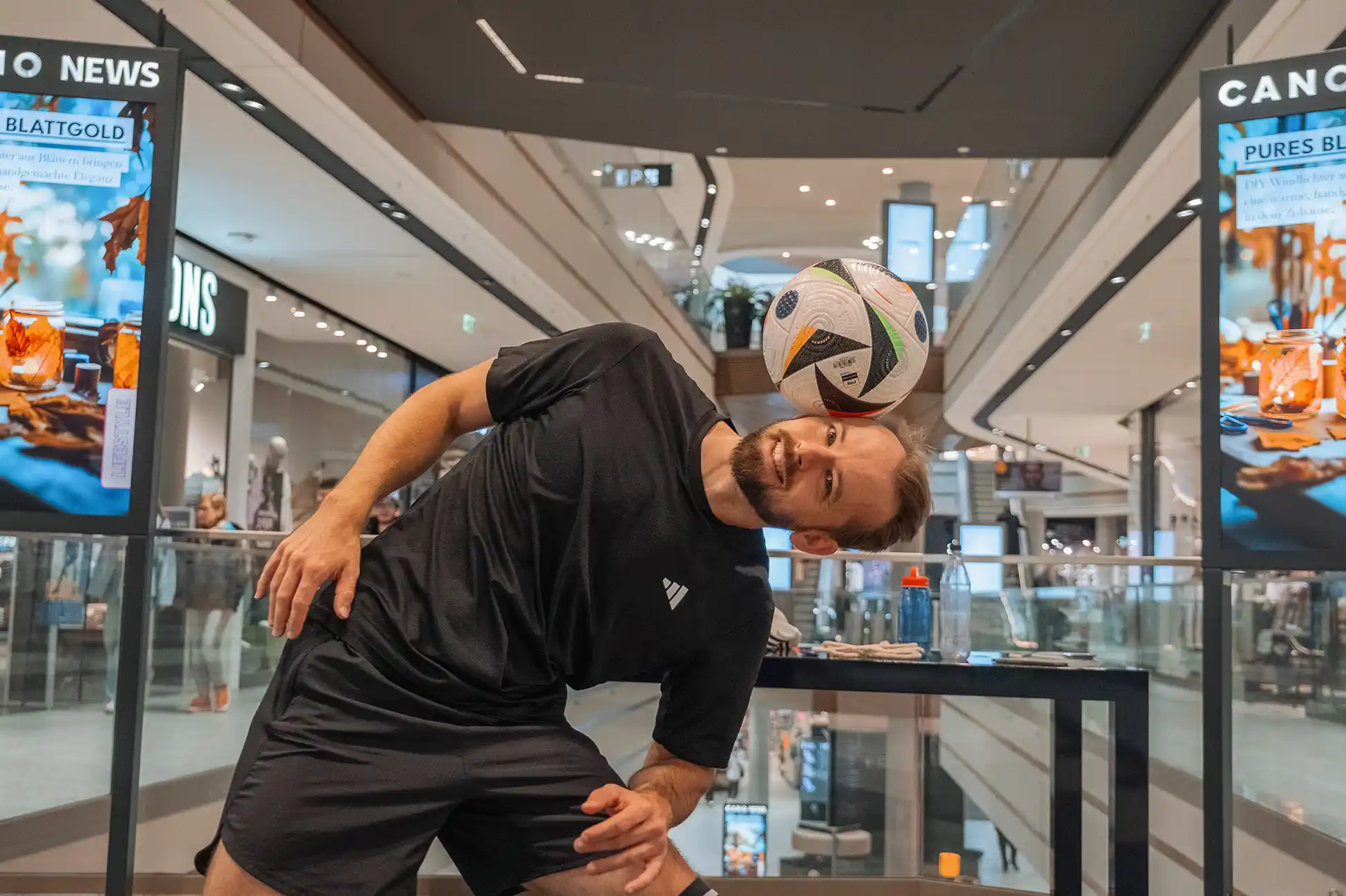 Fußball Freestyler in Einkaufszentrum